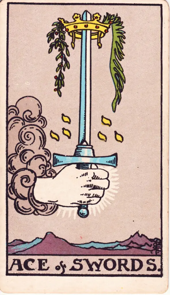 Illustration de l’As d’Épées du tarot Rider Waite : une main sort d’un nuage et brandit une épée verticale, couronnée et entourée de rameaux, sur un fond de montagnes.