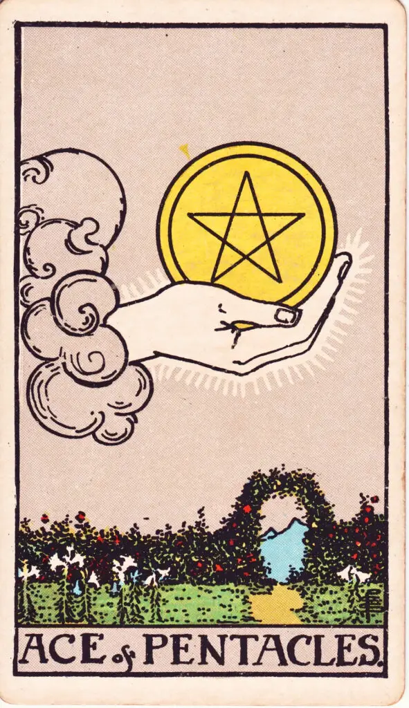 Illustration de l’As de Deniers du tarot Rider Waite : une main sort d’un nuage et présente un grand denier doré au-dessus d’un jardin fleuri, encadré par une arche en pierres.