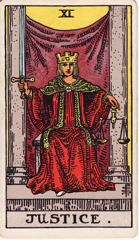 Carte de La Justice dans le tarot Rider-Waite : une femme assise entre deux colonnes tient une épée et une balance, portant une couronne et un manteau rouge. Illustration de 1909 par Pamela Colman Smith.