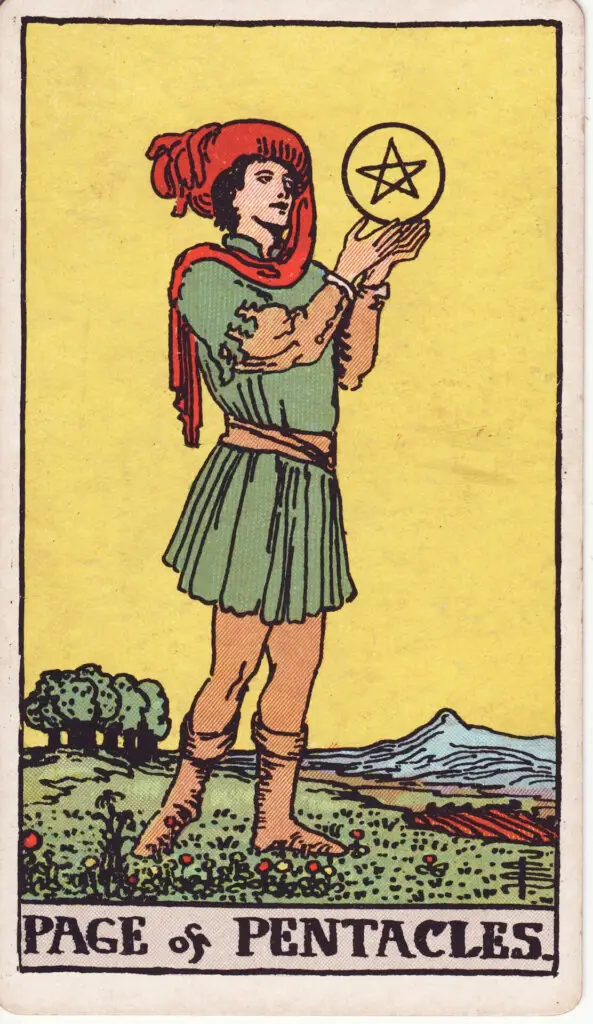 Illustration du Valet de Deniers du tarot Rider Waite : un jeune personnage se tient debout dans un champ, tenant un grand denier entre ses mains, regardant l’objet avec concentration.