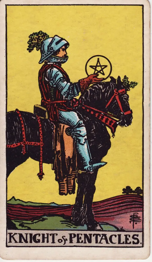 Illustration du Cavalier de Deniers du tarot Rider Waite : un chevalier en armure est immobile sur son cheval, tenant un denier dans sa main, face à un paysage labouré.