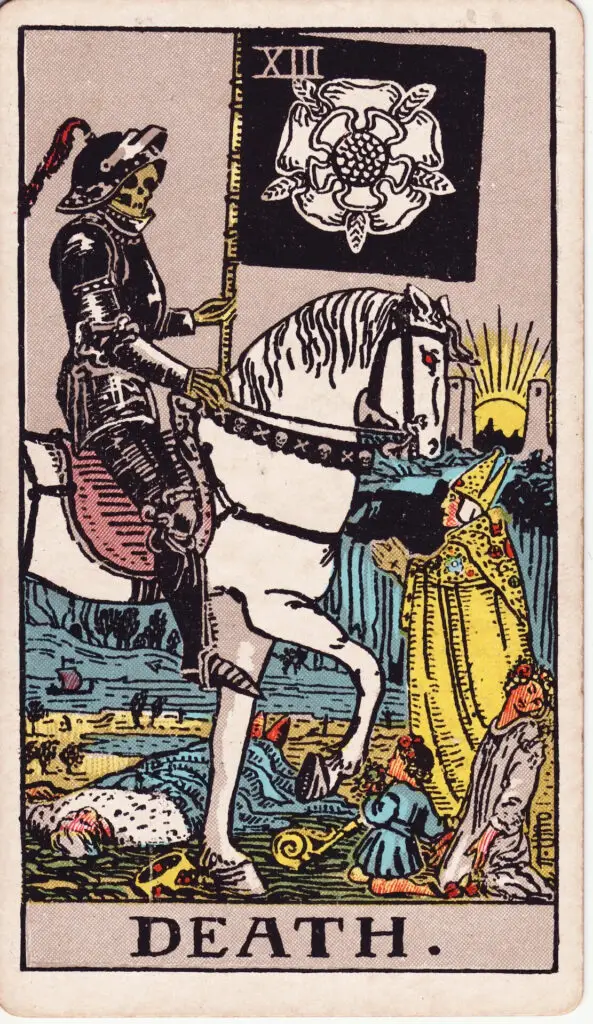 Carte de La Mort dans le tarot Rider-Waite : un squelette en armure chevauche un cheval blanc, traversant un paysage symbolique avec des figures humaines au sol. Illustration de 1909 par Pamela Colman Smith.