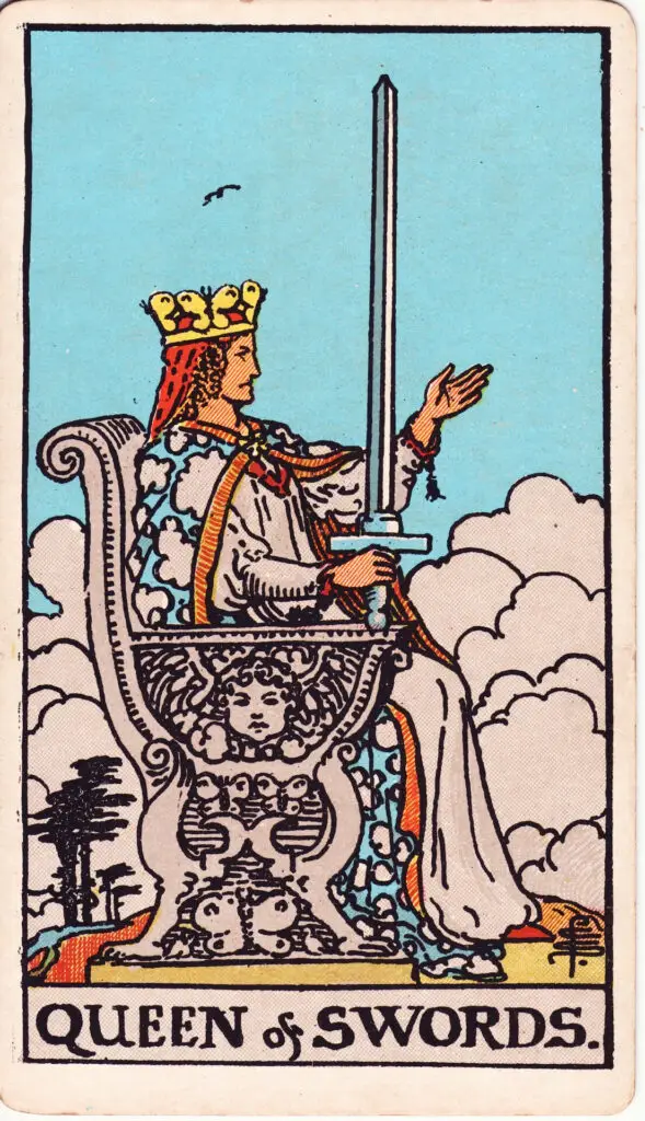 Illustration de la Reine d’Épées du tarot Rider Waite : une reine est assise sur un trône orné de papillons et de nuages, une main levée, l’autre tenant une épée droite, regard tourné vers l’horizon.