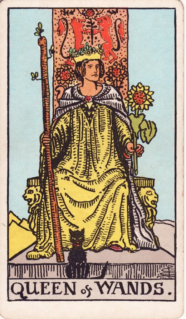 Illustration de la Reine de Bâtons du tarot Rider-Waite : une femme assise sur un trône décoré de lions et de tournesols, tenant un bâton dans une main et accompagnée d’un chat noir à ses pieds.