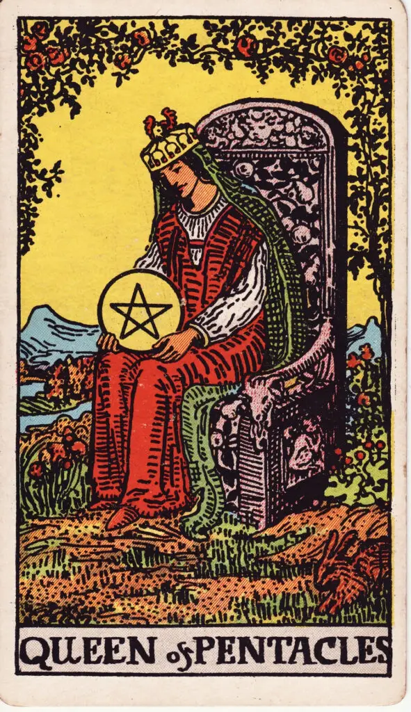 Illustration de la Reine de Deniers du tarot Rider Waite : une reine est assise sur un trône décoré de symboles floraux, tenant un denier sur ses genoux, entourée de verdure et d’animaux.