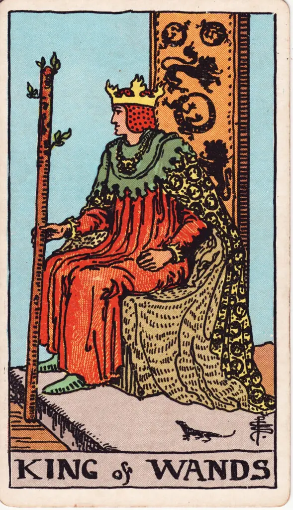 Illustration du Roi de Bâtons du tarot Rider-Waite : un homme couronné est assis sur un trône décoré de lions et de salamandres, tenant un bâton fleuri dans la main droite, symbole de pouvoir, de vision et d’autorité charismatique.