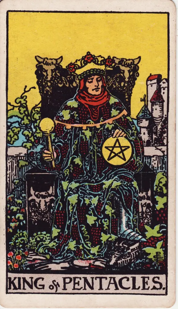Illustration du Roi de Deniers du tarot Rider Waite : un roi est assis sur un trône orné de symboles végétaux, tenant un denier et un sceptre, entouré d’un paysage riche et fleuri.