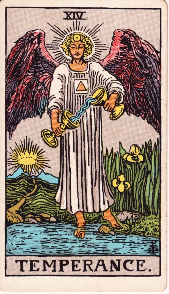 Carte de La Tempérance dans le tarot Rider-Waite : un ange verse de l’eau entre deux coupes, un pied sur la terre et l’autre dans l’eau, sous un ciel lumineux. Illustration de 1909 par Pamela Colman Smith.