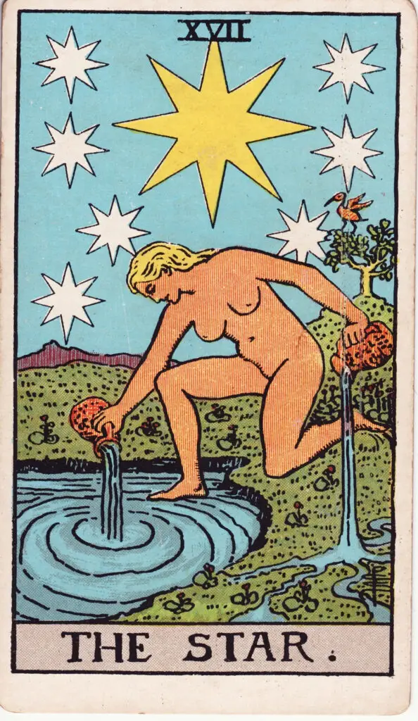 Carte de L’Étoile dans le tarot Rider-Waite : une femme nue verse de l’eau avec deux cruches, à genoux au bord d’un bassin, sous un ciel étoilé. Illustration de 1909 par Pamela Colman Smith.