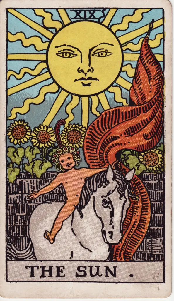 Carte du Soleil dans le tarot Rider-Waite : un enfant nu chevauche un cheval blanc devant un mur de tournesols, sous un grand soleil rayonnant. Illustration de 1909 par Pamela Colman Smith.