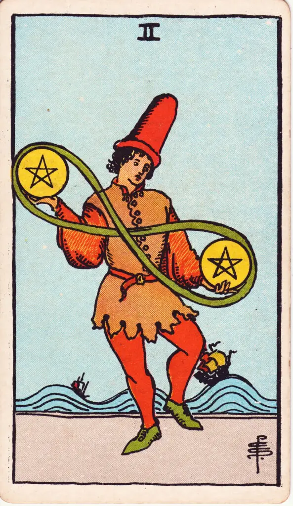 Illustration du Deux de Deniers du tarot Rider Waite : un personnage jongle avec deux deniers reliés par un ruban en forme de lemniscate, tandis que la mer agitée et des bateaux ondulent à l’arrière-plan.