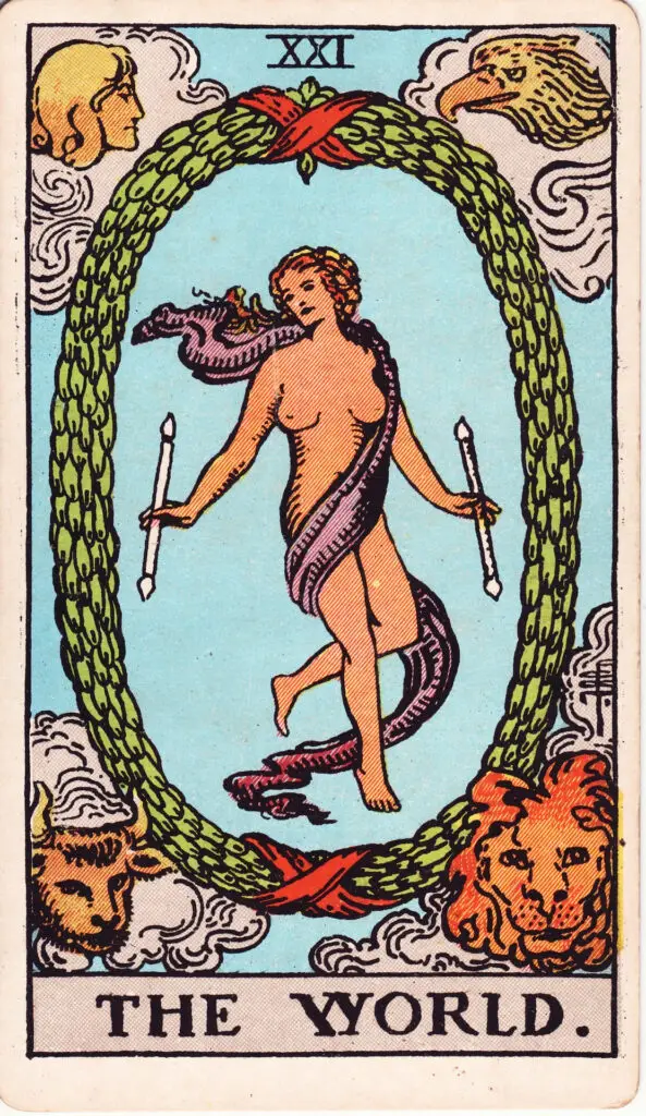 Carte du Monde dans le tarot Rider-Waite : une femme nue danse au centre d’une couronne ovale, entourée des quatre figures symboliques aux coins de la carte. Illustration de 1909 par Pamela Colman Smith.