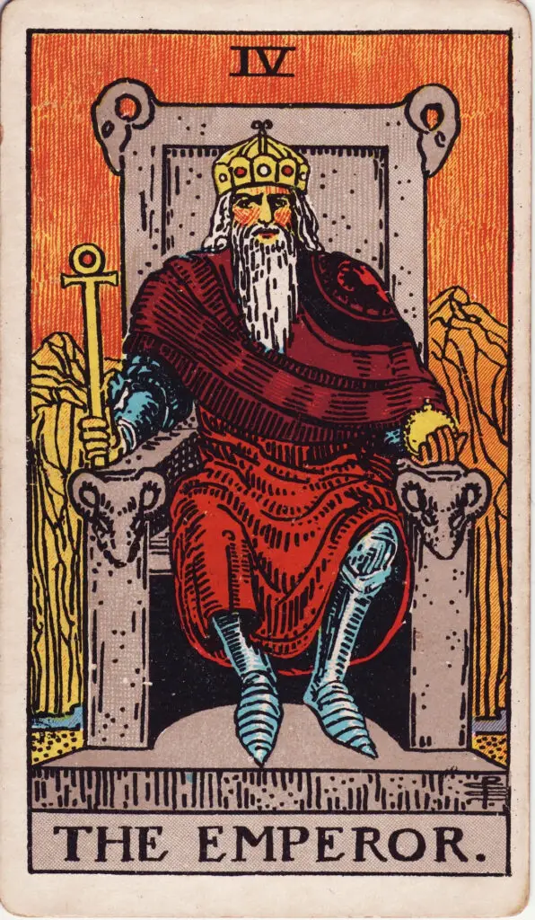 Carte de l’Empereur dans le tarot Rider-Waite : un homme barbu assis sur un trône orné de béliers, vêtu de rouge, tenant un sceptre et un globe. Illustration de 1909 par Pamela Colman Smith.