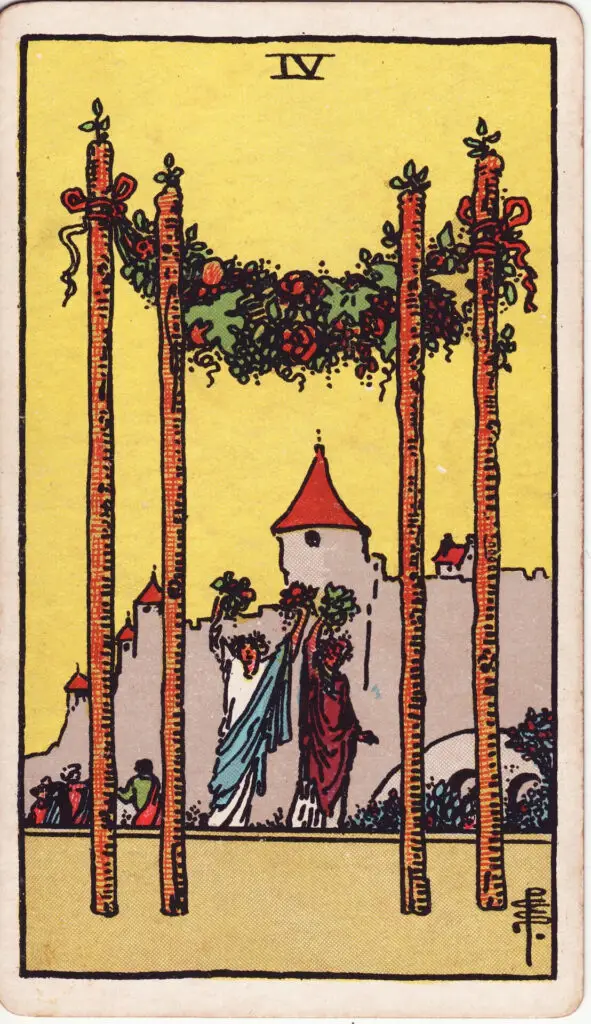 Illustration du Quatre de Bâtons du tarot Rider-Waite : deux personnages célèbrent devant une arche décorée de fleurs et de guirlandes, symbole de joie, d’union et de réussite partagée.