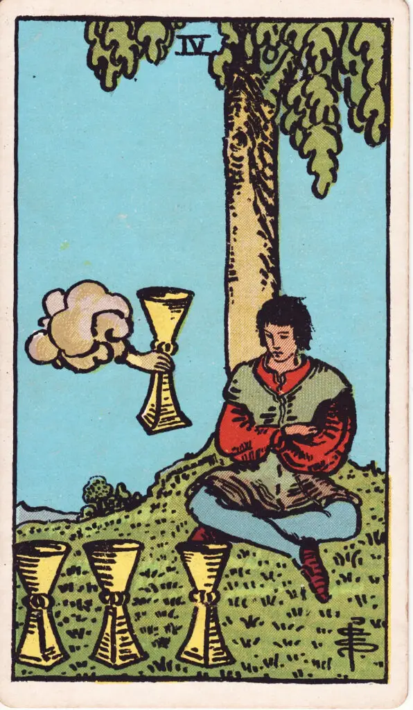 Illustration du Quatre de Coupes du tarot Rider Waite : un personnage assis sous un arbre fixe trois coupes devant lui, pendant qu’une main céleste lui tend une quatrième coupe.