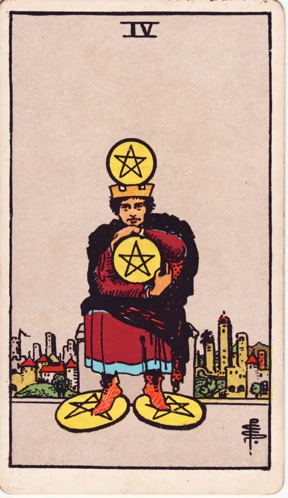 Illustration du Quatre de Deniers du tarot Rider Waite : un homme est assis sur un trône de pierre, tenant fermement un denier contre sa poitrine, deux sous ses pieds et un posé sur sa tête.