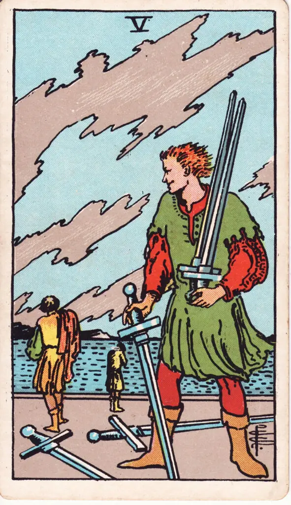 Illustration du Cinq d’Épées du tarot Rider Waite : un homme tient trois épées et regarde deux autres personnages s’éloigner, abattus, tandis que deux épées sont posées au sol.