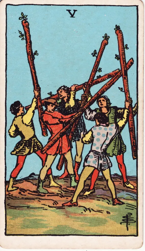 Illustration du Cinq de Bâtons du tarot Rider-Waite : cinq personnages brandissent des bâtons dans une scène chaotique, symbolisant la compétition, les tensions ou les échanges d’idées vifs.