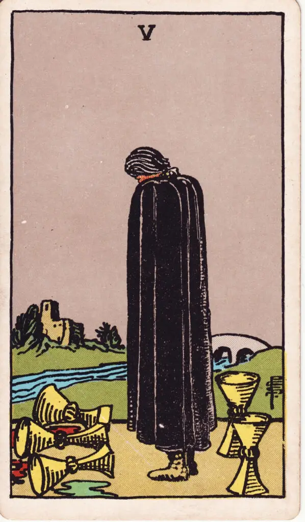 Illustration du Cinq de Coupes du tarot Rider Waite : une silhouette en manteau noir se tient devant trois coupes renversées, sans voir les deux autres encore debout derrière elle.