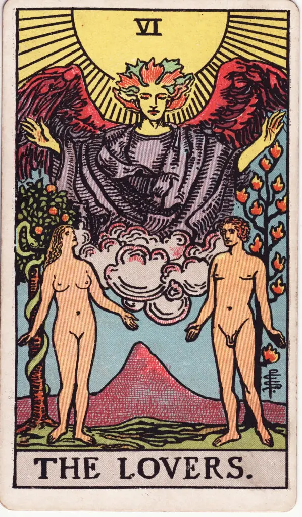 Carte des Amoureux dans le tarot Rider-Waite : un homme et une femme nus se tiennent face à face sous un ange dans un paysage naturel, entre un arbre en feuillage et un arbre fruitier. Illustration de 1909 par Pamela Colman Smith.
