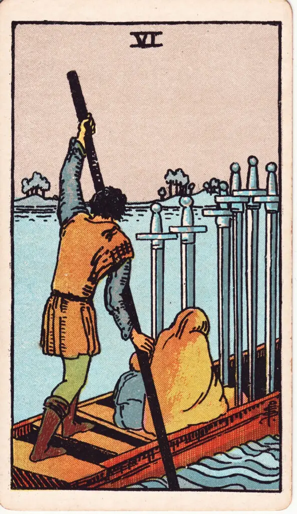 Illustration du Six d’Épées du tarot Rider Waite : un personnage rame une barque où sont assis une femme et un enfant, avec six épées plantées dans l’embarcation, traversant une rivière calme.