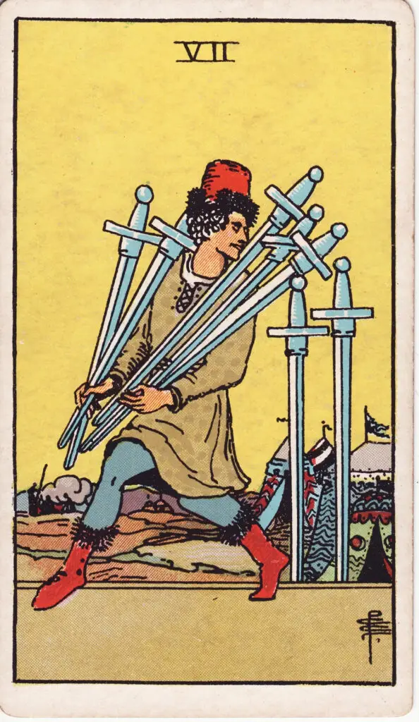 Illustration du Sept d’Épées du tarot Rider Waite : un homme s’éloigne en tenant cinq épées, regardant derrière lui, tandis que deux autres sont plantées au sol près d’un campement.