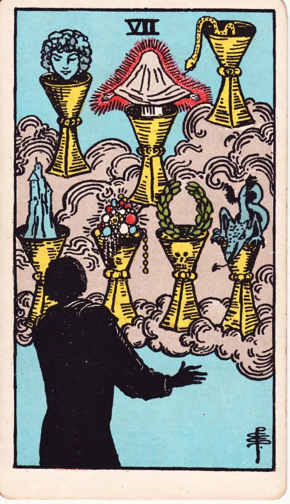 Illustration du Sept de Coupes du tarot Rider Waite : une silhouette observe sept coupes flottant dans un nuage, contenant des objets mystérieux comme un serpent, un château, une tête voilée et des bijoux.