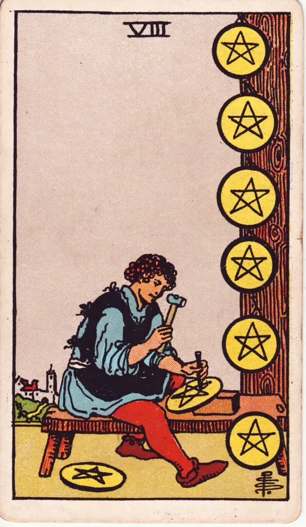 Illustration du Huit de Deniers du tarot Rider Waite : un artisan assis sculpte un denier, tandis que sept autres pièces sont déjà accrochées devant lui sur un mur ou un tronc.
