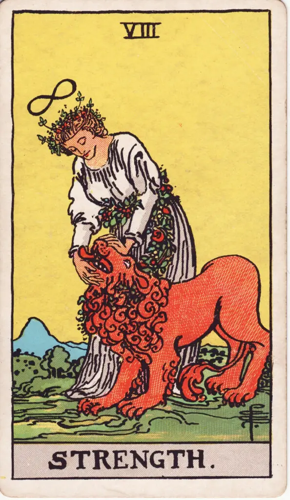 Carte de La Force dans le tarot Rider-Waite : une femme vêtue de blanc apprivoise un lion, sous un ciel clair, avec un symbole de l’infini au-dessus de la tête. Illustration de 1909 par Pamela Colman Smith.