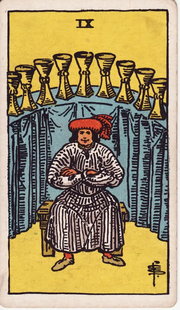 Illustration du Neuf de Coupes du tarot Rider Waite : un homme assis, les bras croisés et le sourire satisfait, est installé devant neuf coupes alignées en arc derrière lui.